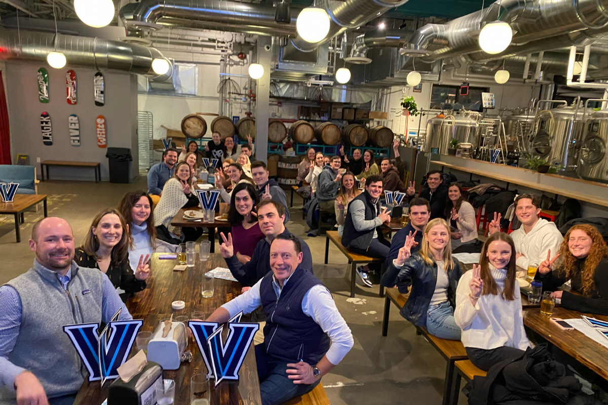 Regional-Club-Header2 - 1 Large group of alumni in a bar