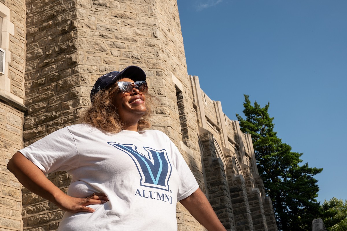 Lifelong Learning Alumni looking up to the sky