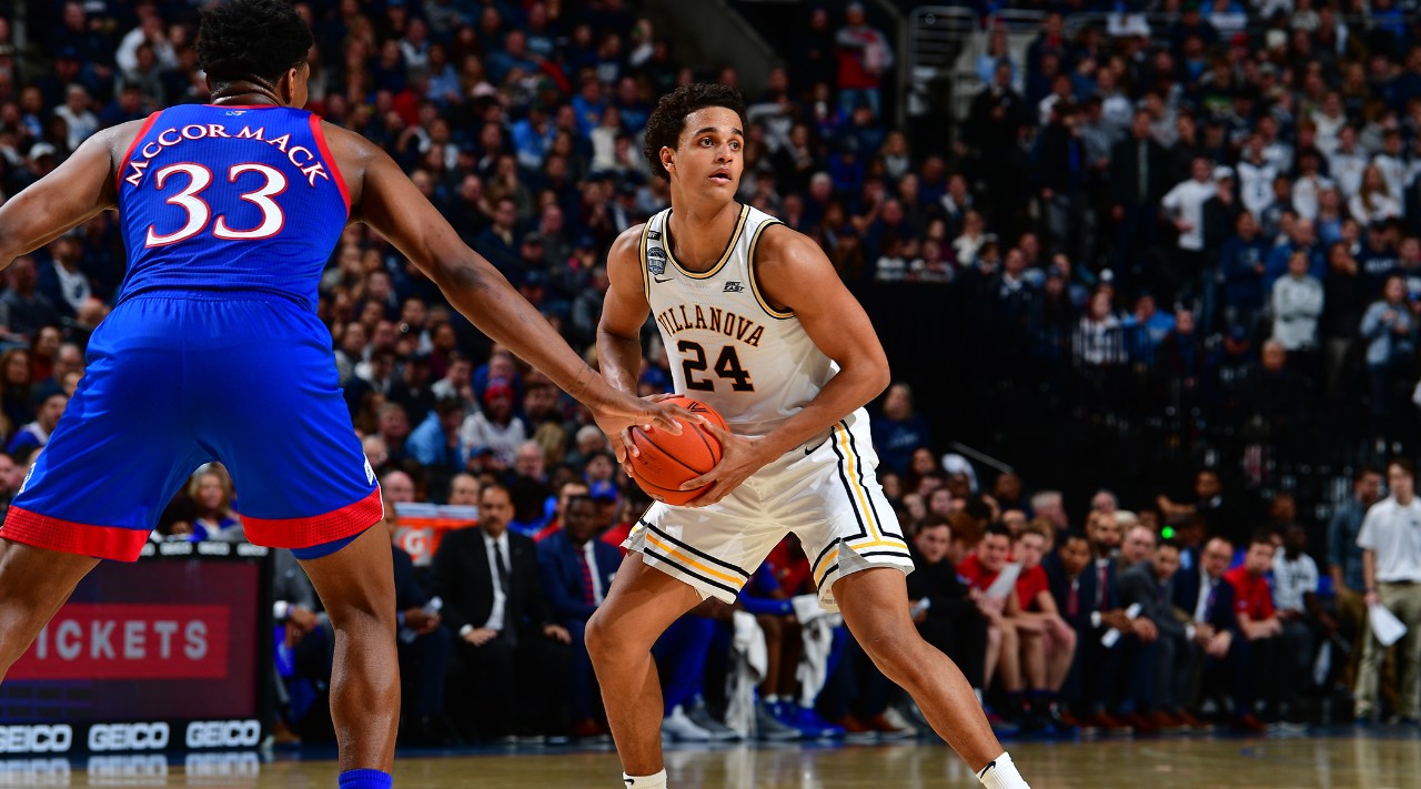Jeremiah Robinson-Earl playing basketball