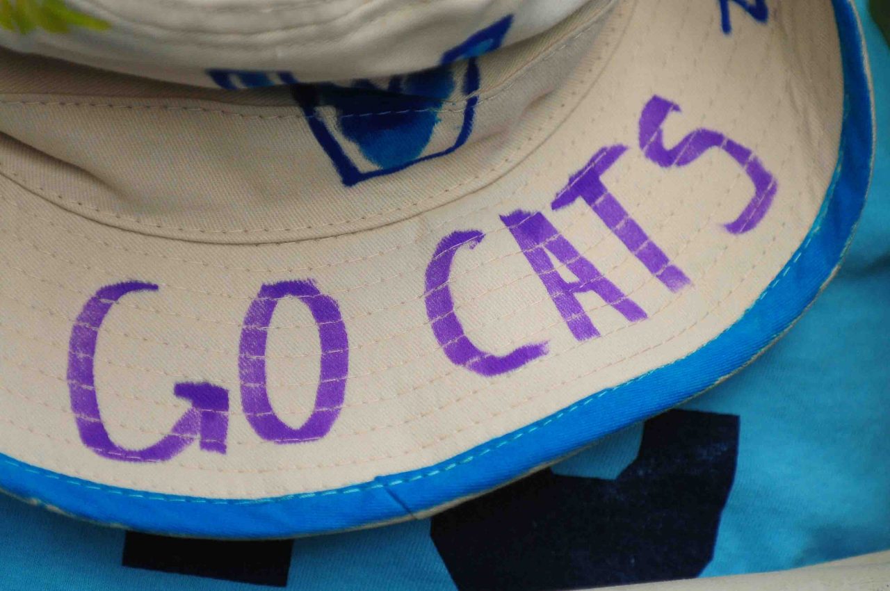 A resident assistant helps with move-in. 